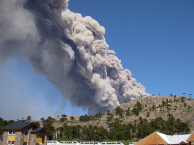 Afirman que las erupciones del volcán Copahue fueron influenciadas por los terremotos de Chile