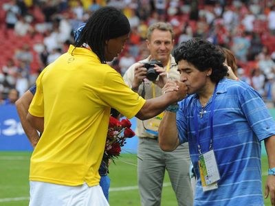 Ronaldinho y la posibilidad de llegar a Gimnasia de la mano de Maradona