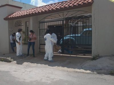 Dejan un cráneo humano sobre un plato enfrente de una casa en Cancún