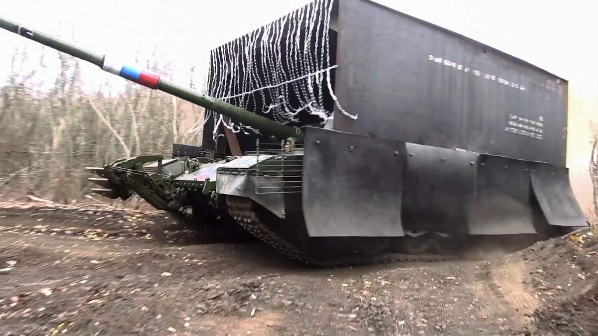 En esta foto tomada de un video publicado por el Servicio de Prensa del Ministerio de Defensa de Rusia el 26 de noviembre de 2024, un tanque ruso T-80 rueda en la región de Donetsk en Ucrania