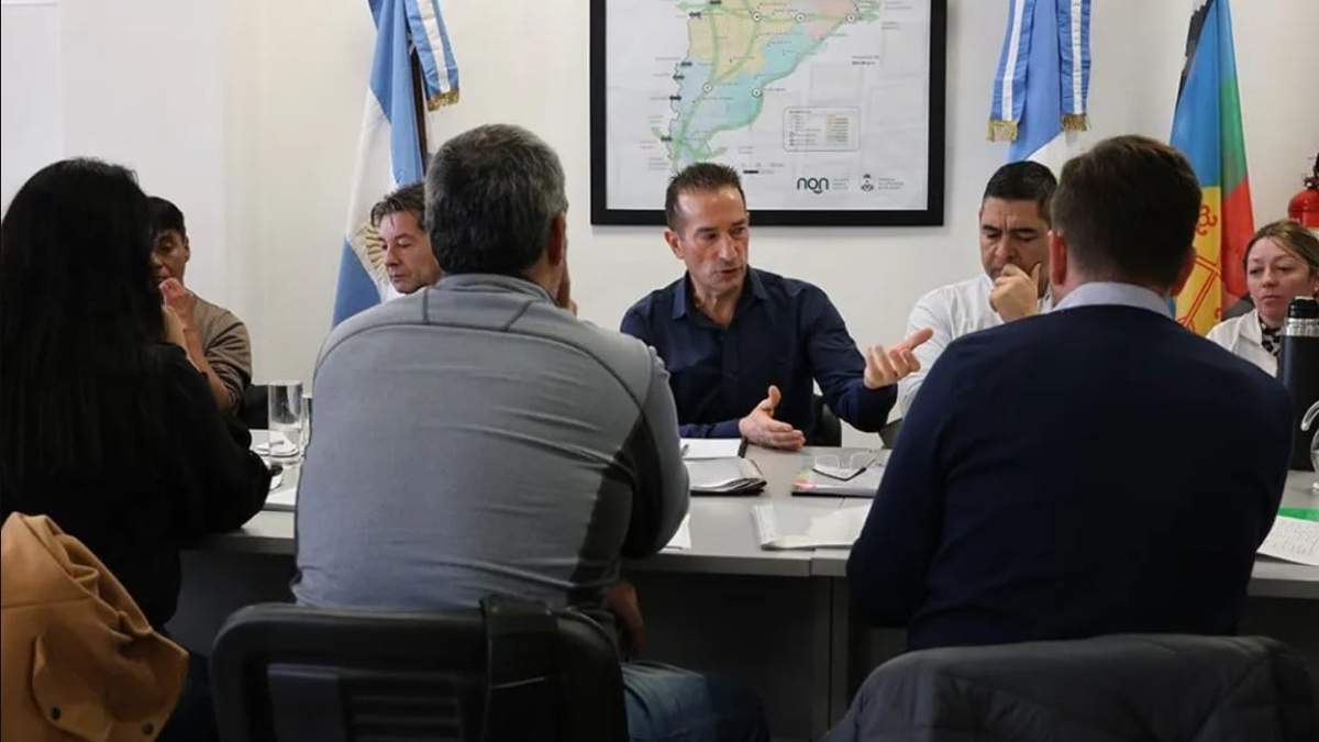 El ministro de Gobierno, Jorge Tobares, encabezó el encuentro con los consejos zonales de las comunidades. Fuente: (Gobierno de Neuquén)