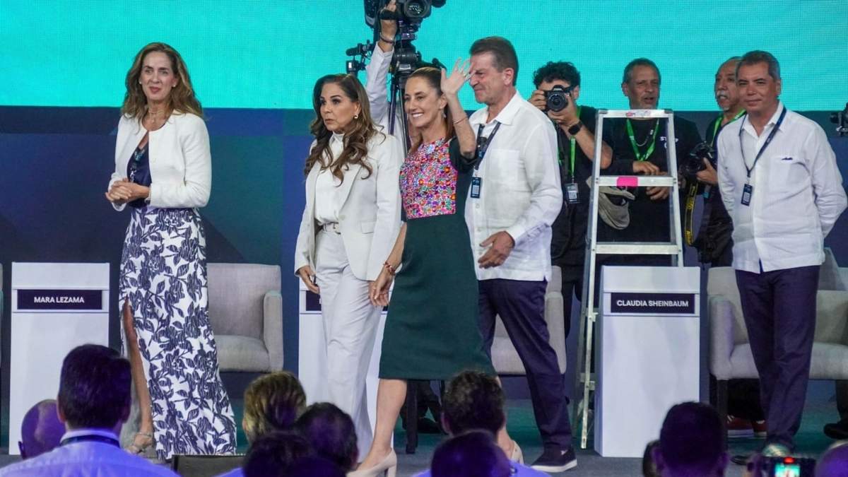 Regina García Cuéllar, directora general de la Asociación de Bancos de México (ABM); Mara Lezama, gobernadora de Quintana Roo; Emilio Romano, presidente de la Asociación de Bancos de México; Claudia Sheinbaum, presidenta de México, Édgar Amador Zamora, secretario de Hacienda, y Victoria Ceja, gobernadora del Banco de México