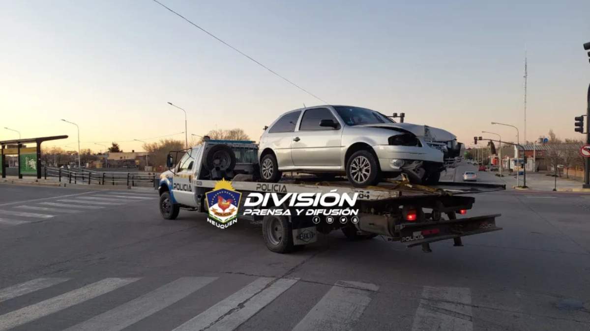 Conductor ebrio chocó contra un semáforo. Fuente: (Policía de Neuquén)