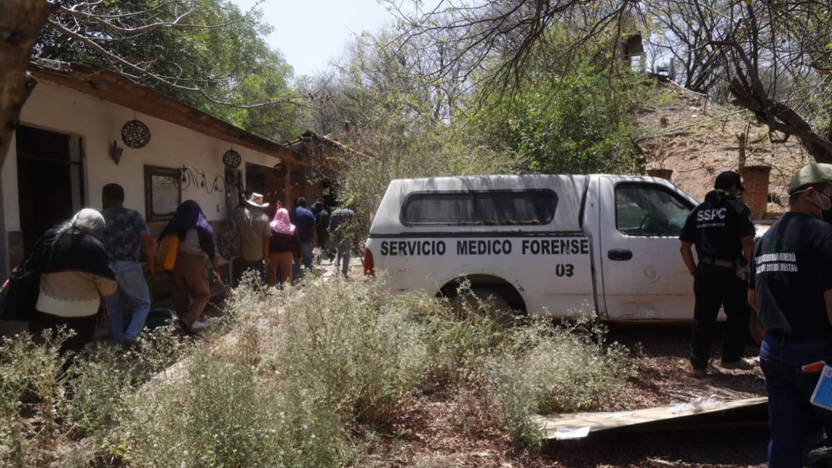 El recorrido de los padres de los normalistas por las instalaciones de la funeraria, que tenía concesionados los servicios de la Semefo