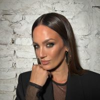 Paula Chaves tiene las botas que todas queremos este invierno y las combina con un vestido infaltable