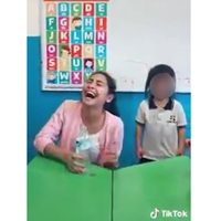 Despiden a maestra de kínder por hacer 'broma” a una niña (Video)