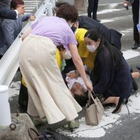Shinzo Abe, exprimer ministro de Japón, fue baleado en un acto de campaña (Videos)