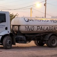 En Centenario mantienen corte de calles y retención de camiones, en reclamo por la falta de agua