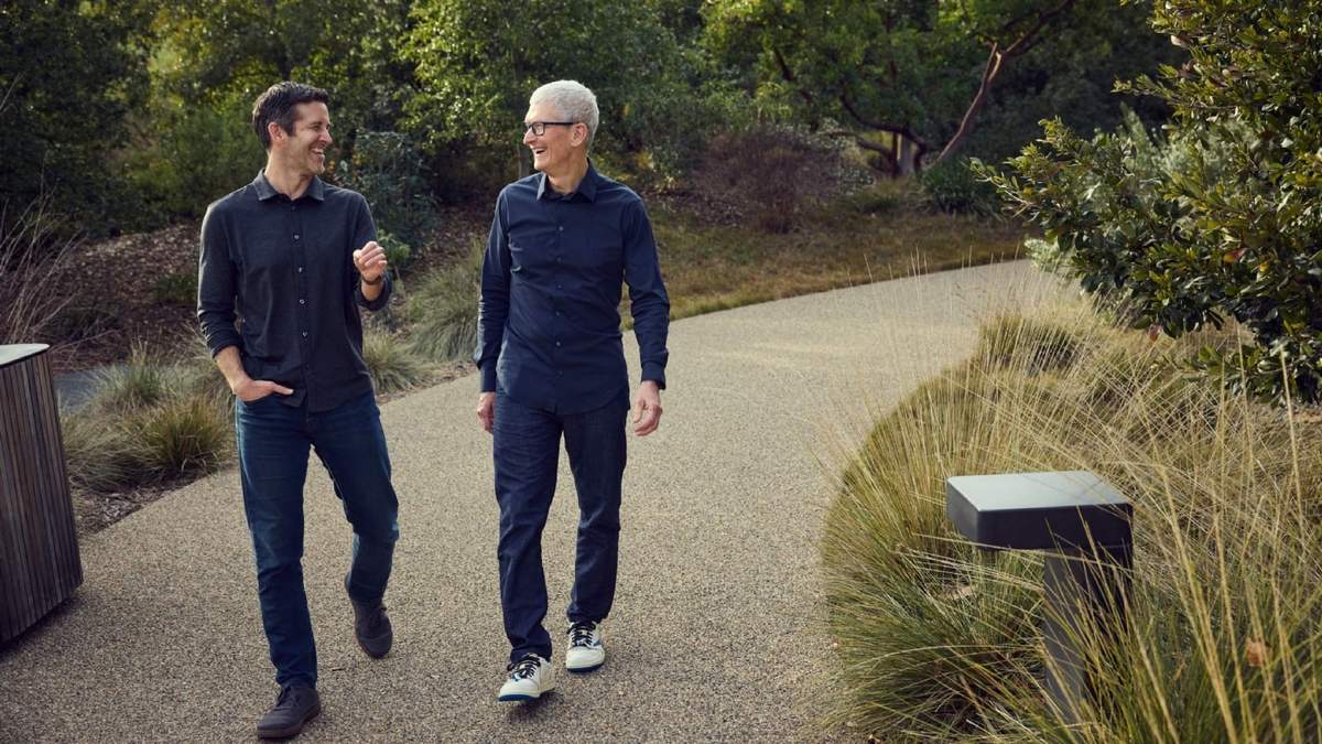 John Ternus y Tim Cook
