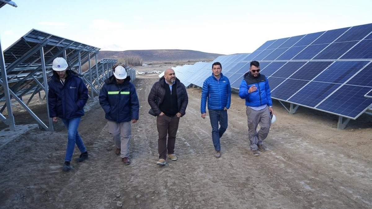 Koopmann en el parque solar El Alamito. Fuente: (Legislatura de Neuquén)