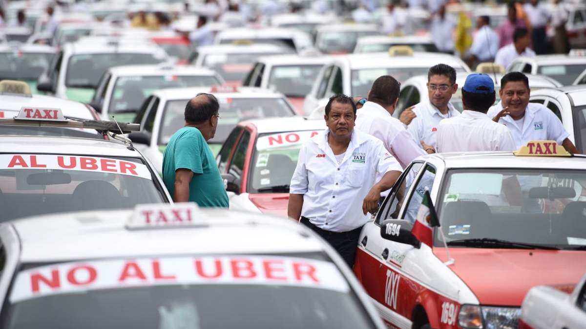 Taxistas amenazaron con incendiar unidades que trabajen para la plataforma Uber
