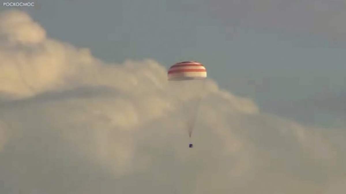 Un astronauta de la NASA y dos cosmonautas rusos regresaron a Tierra
