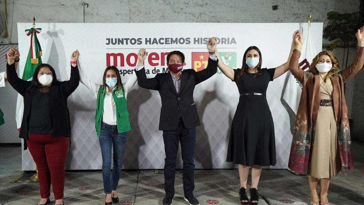 Los dirigentes de los partidos Morena, PVEM y PT tras anunciar la coalición Juntos haremos historia