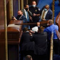 Suman 4 muertos por asalto al Capitolio de Estados Unidos