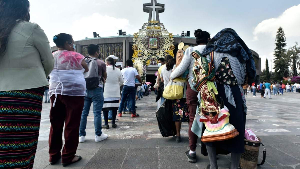 Peregrinos acuden a la Basílica