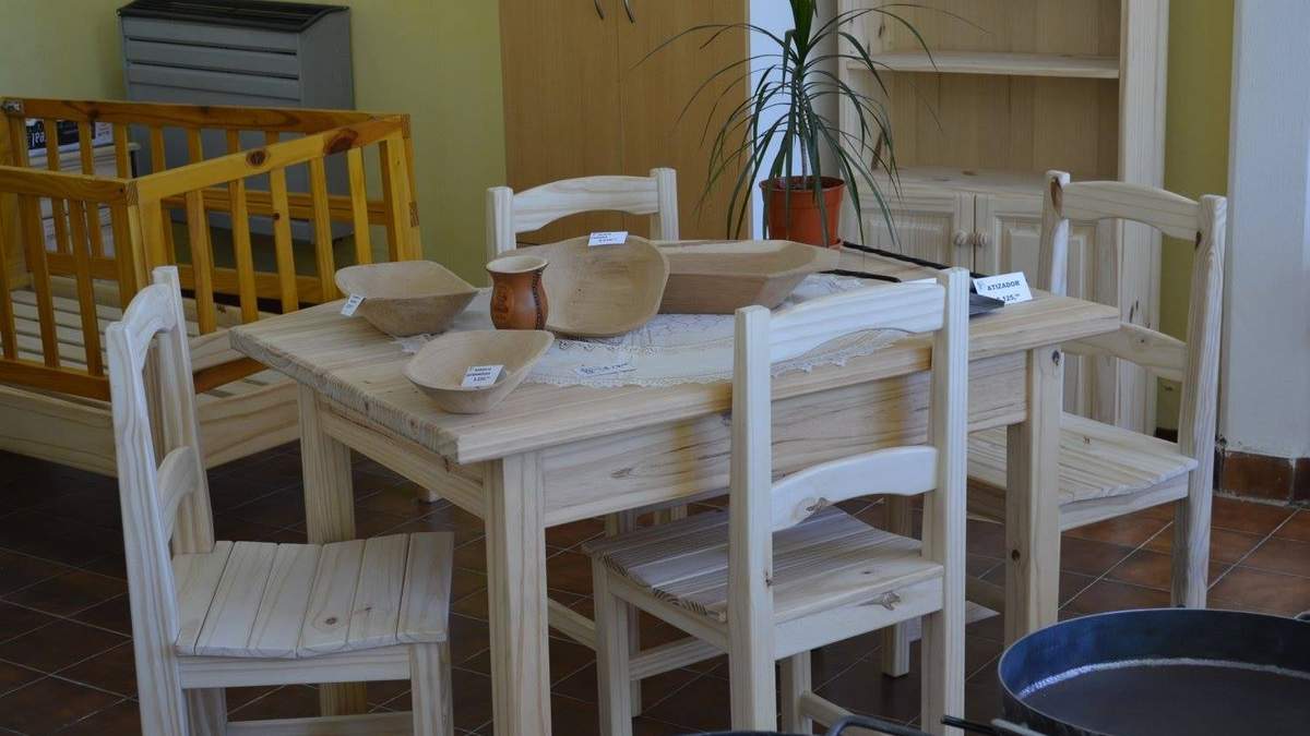 Productos realizados por alumnos del San José, orientación Carpintería, en la que se formó Lautaro. Fuente: (Facebook)