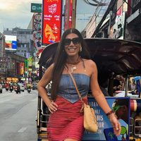 Flor de la V se rinde al animal print con una enteriza que reinterpreta el lujo playero