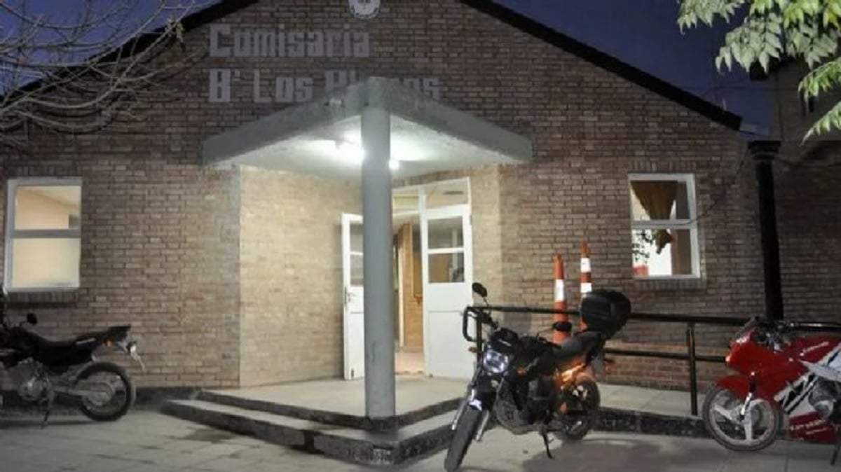 El hecho ocurrió en la comisaría 46 del barrio Los Álamos de Plottier. Fuente (X)