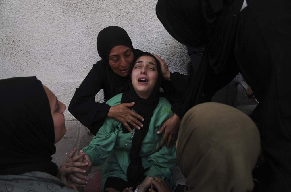 Walaa Al-Kilani, en el centro, llora a su madre y a su hermano, muertos en un ataque aéreo israelí en una escuela convertida en refugio para desplazados, en el Hospital Al-Shifa de Ciudad de Gaza, el lunes 26 de mayo de 2025