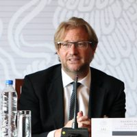 Esposa de Andrés Roemer pide que se analicen "cuidadosamente" las denuncias contra él