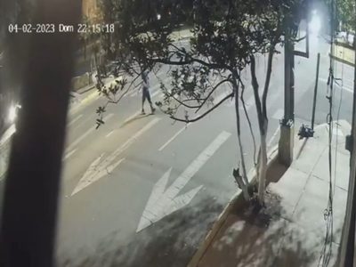 Auto a toda velocidad embiste a un hombre en San Juan de Aragón (Video)