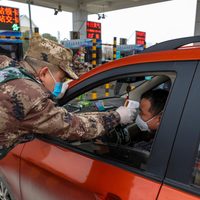 En China ponen dos ciudades más en cuarentena para frenar coronavirus
