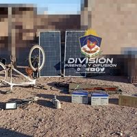 La Policía secuestró un rifle con municiones, una moto y dos paneles solares