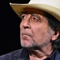 ¡Increíble! Joaquín Sabina reaparece luego de su fuerte caída del escenario. "Llevo dos operaciones.