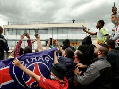 Así fue el saludo de Messi a los hinchas del PSG en el aeropuerto de París