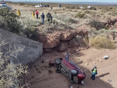 Dos personas resultaron heridas tras caer su vehículo en un cañadón de Villa El Chocón