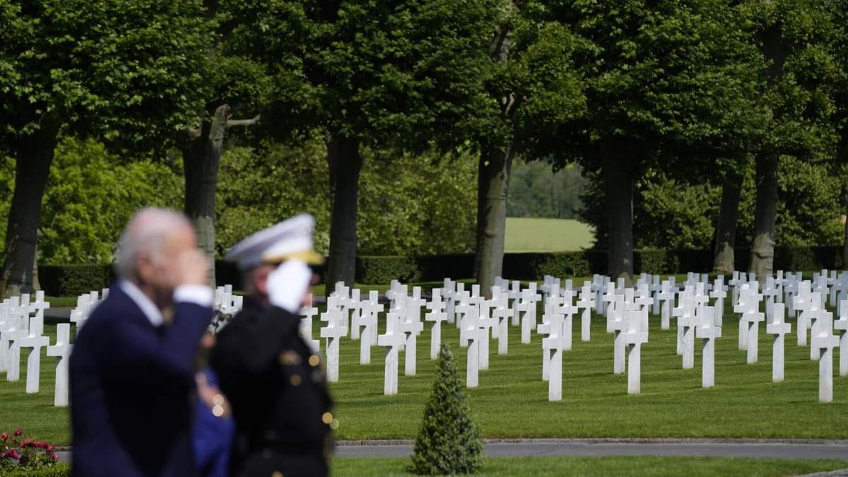 El presidente estadounidense Joe Biden, la primera dama Jill Biden y el general Robert B. Sofge Jr. tras la colocación de una ofrenda floral en el cementerio estadounidense de la Primera Guerra Mundial de Aisne-Marne en Belleau, Francia