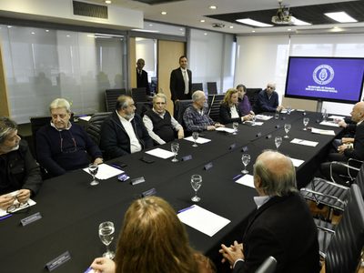 Gremios, empresarios y Gobierno debaten un nuevo salario mínimo