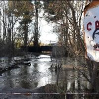 Familias evacuadas en Centenario y Vista Alegre por la crecida del río Neuquén