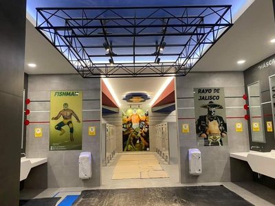 Desde luchadores hasta emblemas de la CDMX; así son los baños del Aeropuerto Felipe Ángeles