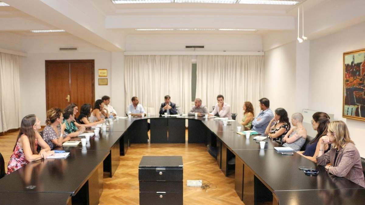 Francisco Echarren junto a organizaciones cannábicas. Fuente: (Facebook).