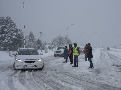 Llegó la nieve a Bariloche y trajo complicaciones: hay problemas en el tránsito y cortes de luz
