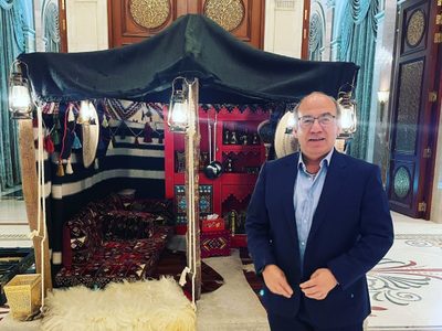 Desde Riad, Calderón llama a votar "para que se vaya la ineptitud y la mentira"