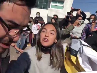 Mujer le pega a escolta y encara a AMLO para exigirle quimioterapias