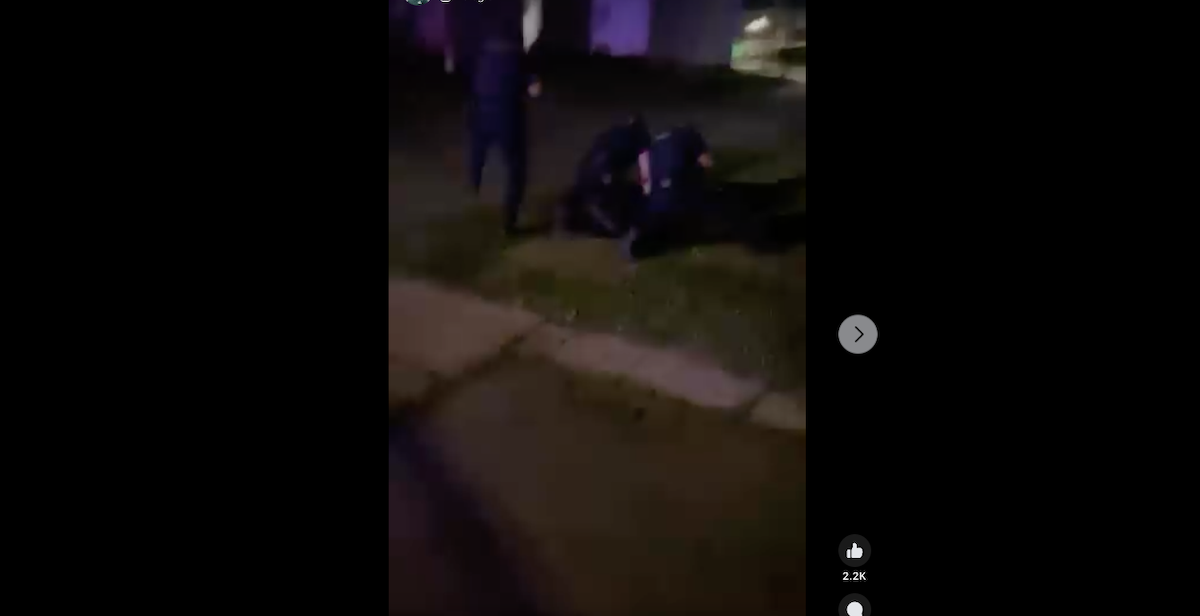 Un video grabado por un testigo mostraba a uno de los agentes persiguiendo a Nyah Mway. Después se escucha el disparo