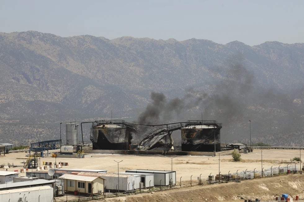 Humo negro se eleva desde tanques de almacenamiento de petróleo dañados tras ataques con drones en un campo petrolero en el distrito de Sarsang, en la región semiautónoma kurda de Irak, el jueves 17 de julio de 2025. (