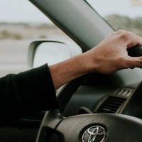 Con pocos ingredientes y en tiempo récord: el truco para limpiar el volante del auto y dejarlo como nuevo