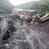 Pipa cargada de combustible explota en la Chilpancingo-Iguala; hay ocho muertos (Video)