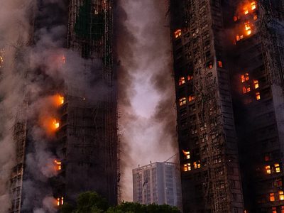 Se incendió un complejo de edificios en Hong Kong y confirmaron al menos 13 personas fallecidas