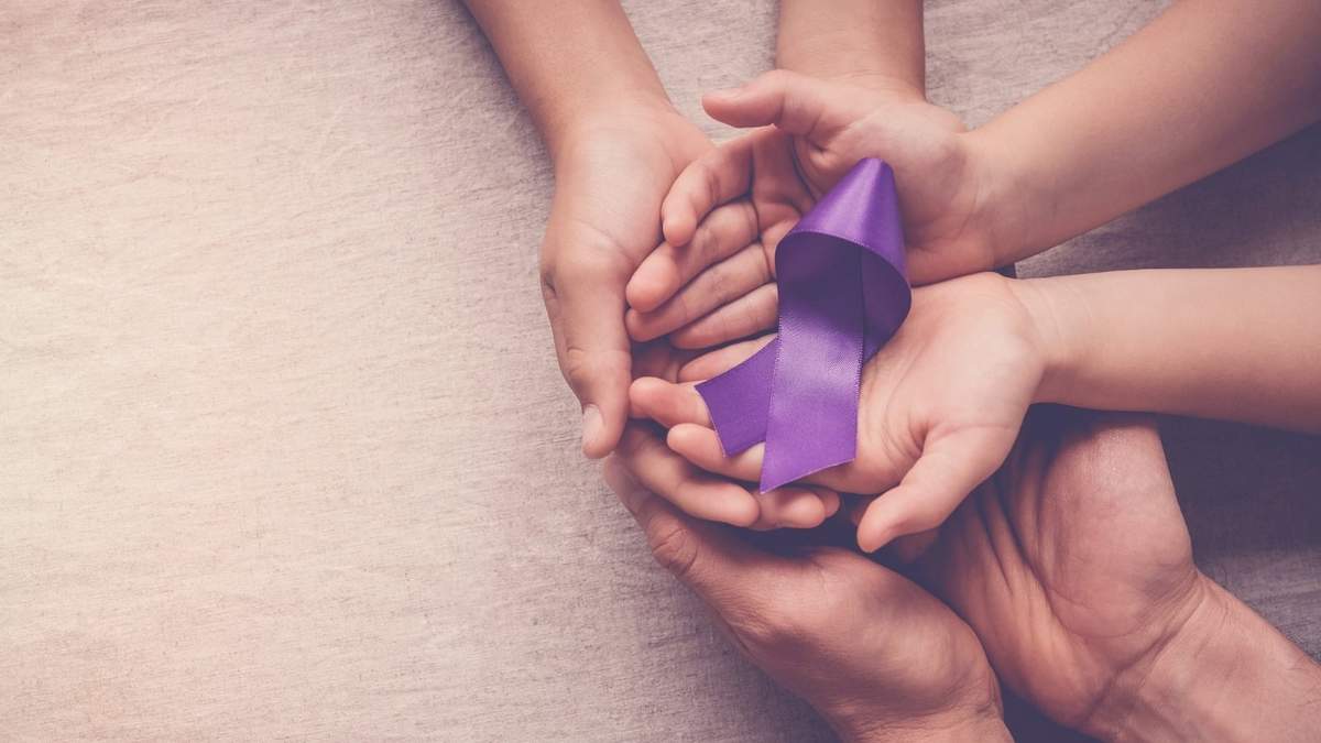 Lazo violeta, símbolo de la lucha contra la violencia de género. Fuente: (Twitter)