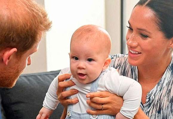 Archie, con sus padres. Fuente: (Instagram)
