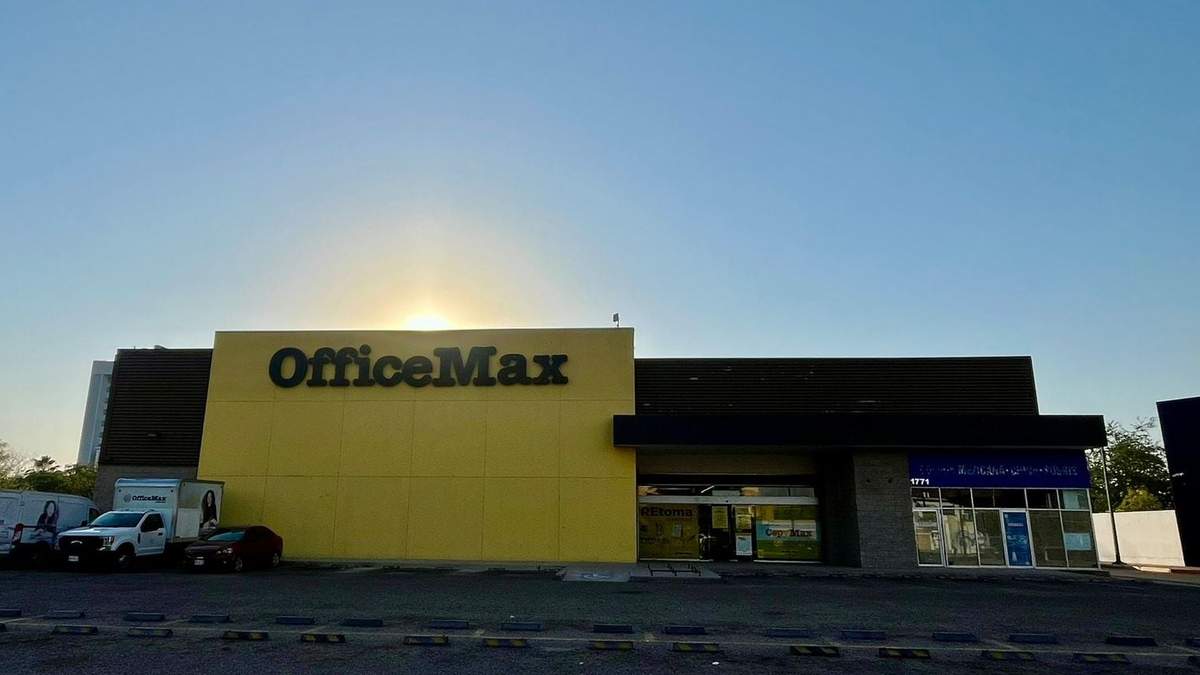 Sucursal de OfficeMax en Culiacán tras su cierre