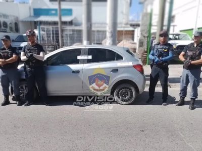Los encontraron charlando en el interior de un auto robado y terminaron tras las rejas