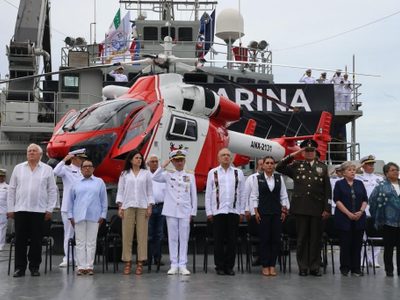 AMLO rinde homenaje a víctimas de “Otis” desde un barco de la Marina