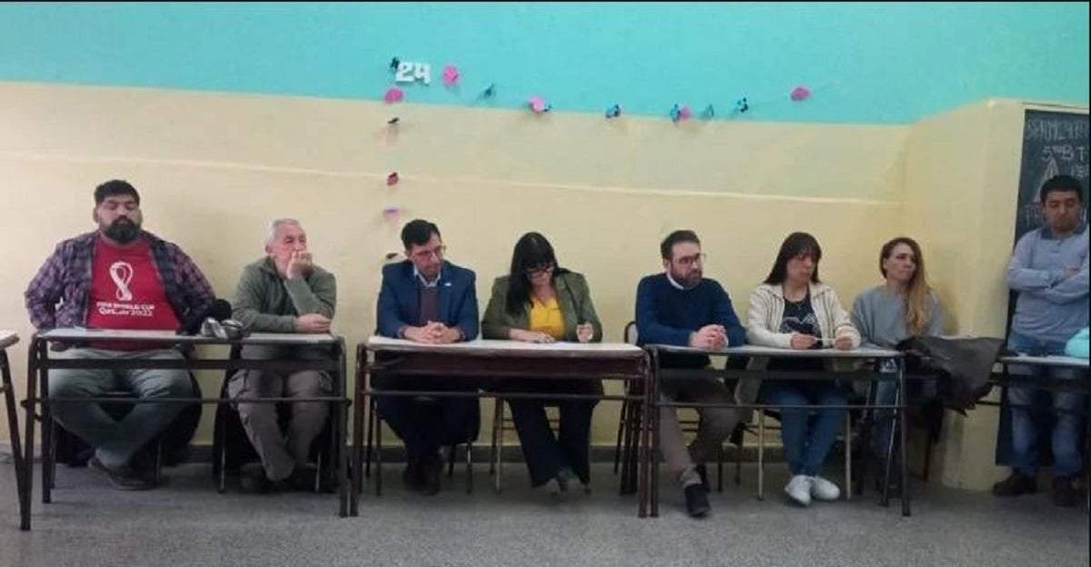 La ministra de Educación, Soledad Martínez, escuchó el reclamo de los vecinos de Senillosa. Fuente: (Mejor Informado)