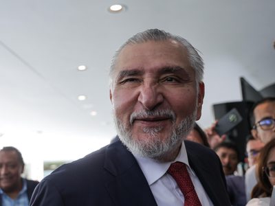 El Senado eliminará viajes al extranjero y el valet parking, anuncia Adán Augusto López